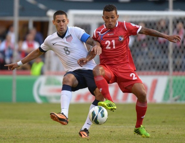 O americano Clint Dempsey luta pela bola em jogo contra o Panamá