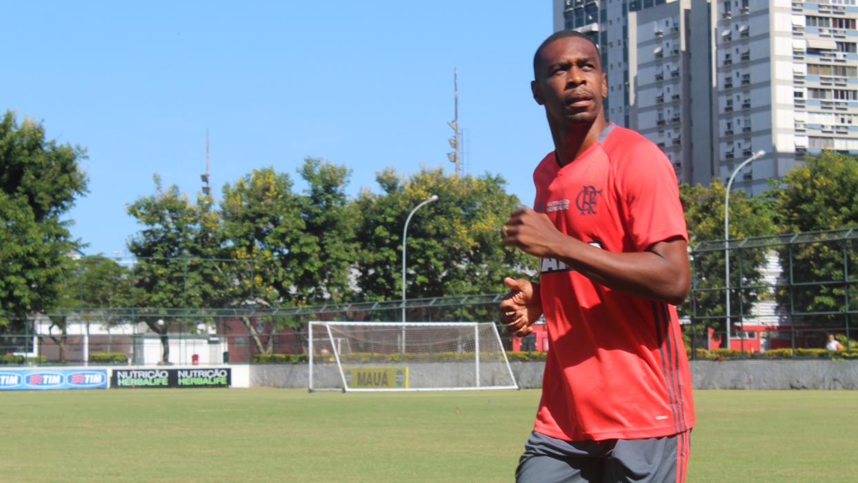 Juan pode ameaçar Wallace na equipe do Flamengo