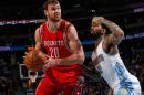 El lituano Donatas Motiejunas, de los Houston Rockets (izq), controlando el balón ante Wilson Chandler, de los Denver Nuggets, en Denver, Colorado (EEUU), el 7 de marzo de 2015