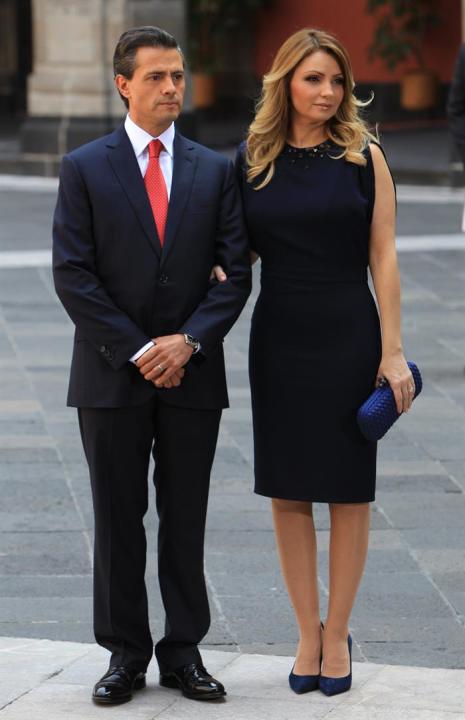 MEX41. CIUDAD DE M&Eacute;XICO (M&Eacute;XICO), 03/11/2014.- El presidente de M&eacute;xico, Enrique Pe&ntilde;a Nieto (i), y su esposa &Aacute;ngelica Rivera, durante la ceremonia de bienvenida que o