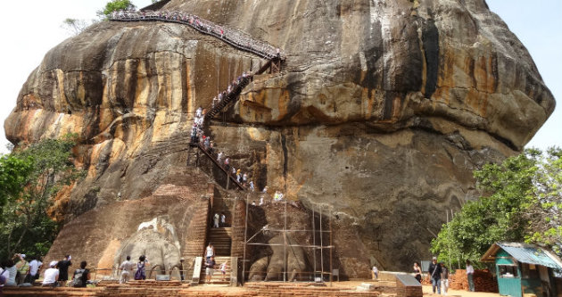 The claws of the lion in the Sigiriya rock - Source: Wikipedia