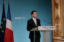 Valls reste &quot;au poste&quot;, envisage un remaniement, exclut la remise en cause du CDI