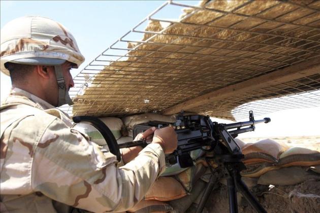 Un soldado iraquí monta guardia armado con una ametralladora cerca de Tikrit, Irak. EFE/Archivo