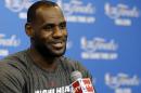 LeBron James, alero del Heat de Miami, responde preguntas durante una conferencia de prensa, el viernes 6 de junio de 2014, en San Antonio. (Foto AP/Tony Gutiérrez)