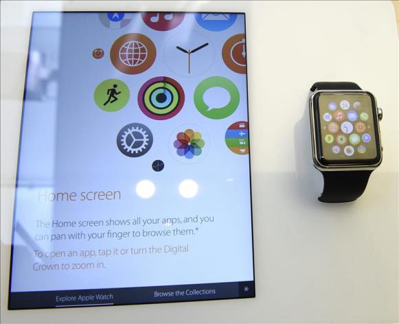 Vista del reloj inteligente de Apple, el Apple Watch, expuesto en una tienda de Apple en San Francisco, California, Estados Unidos, este 24 de abril de 2015. EFE