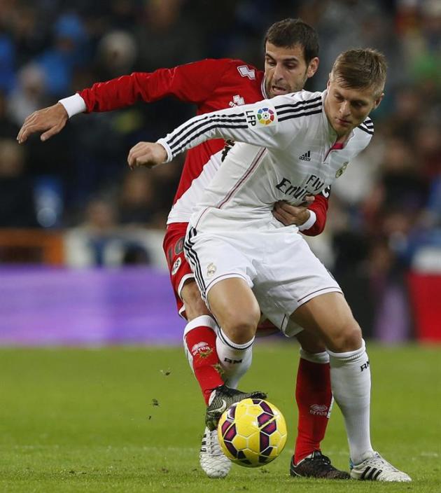 GRA333. MADRID, 08/11/2014.- El centrocampista alemán del Real Madrid Toni Kroos (d) con el balón ante el centrocampista del Rayo Vallecano Roberto Trashorras, durante el partido de la undécima jornad