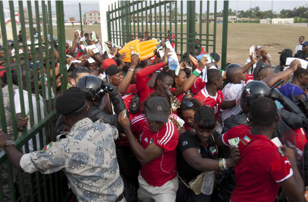 Fanáticos entran a la fuerza al estadio para el partido inaugural de la Copa de Africa el sábado, 21 de enero de 2012, en Bata, Guinea Ecuatorial.  (AP Photo/Ariel Schalit)