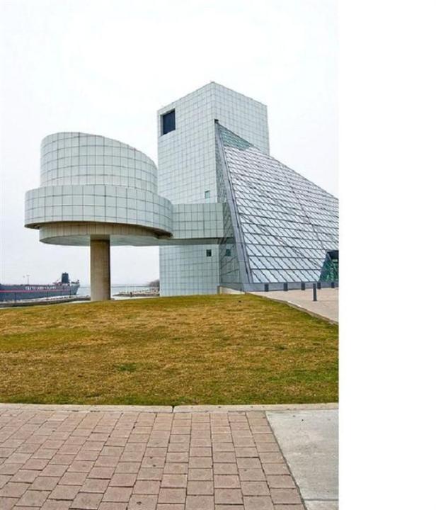 متحف الروك أند رول؛ كليفلاند، أوهايو.. وحتى المهندس المعماري له كان غير سعيدا به. وعند الانتهاء من المبنى، اعترف المهندس المعماري الأمريكي يوه مينغ بي، الصيني المولد، والمعروف أيضا باسم &quot;آي . أم 