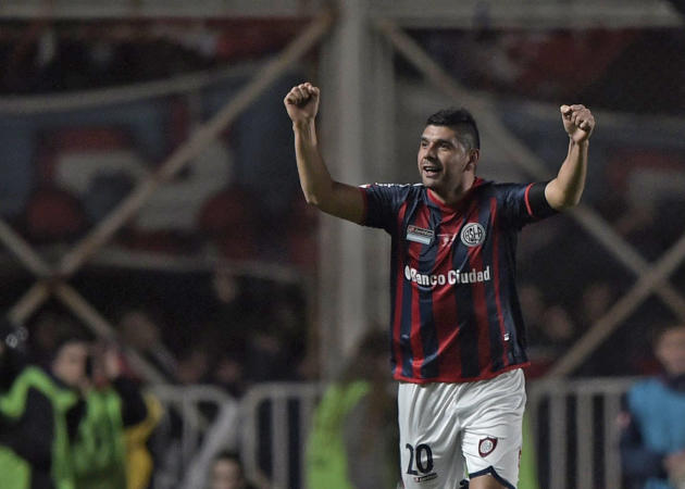 El mediocampista de San Lorenzo, Néstor Ortigoza, celebraciones su gol en la vuelta de la última de la Copa Libertadores ante Nacional de Paraguay, el de la victoria (1-0), el 13 de agosto de 2014 en Buenos 