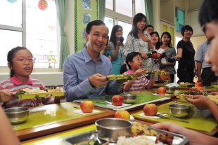 ▲含餿水油食品流入新北校園後後，市長朱立倫和國小學童共進營養午餐。