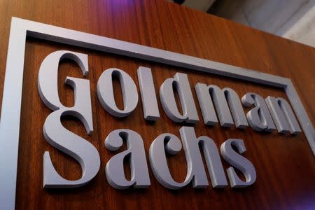 Foto de archivo. Un signo de Goldman Sachs se muestra dentro de la compañía en el piso de la Bolsa de Nueva York