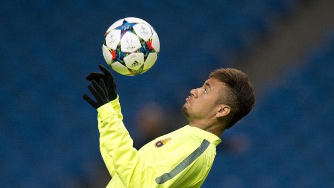 Neymar, do Barcelona, participa de treino em Manchester, no dia 23 de fevereiro de 2015