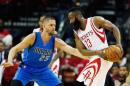 James Harden, de los locales Houston Rockets (d), controla la pelota ante la presión de Chandler Parsons, de los Dallas Mavericks, en el primer partido de los playoffs de la Conferencia Oeste de la NBA el 18 de abril de 2015