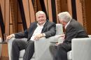 El magnate estadounidense de medios John Malone (i) y Walter Isaacson en el Yerba Buena Center for the Arts el 7 de octubre de 2015 en San Francisco, California