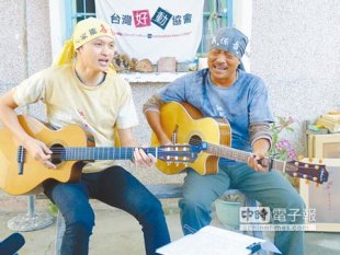 金曲歌王謝銘祐（右）、陳建瑋，攜手為左鎮「故鄉是我的愛人」演唱會獻唱第2首新曲《甘願做番》。（曹婷婷攝）