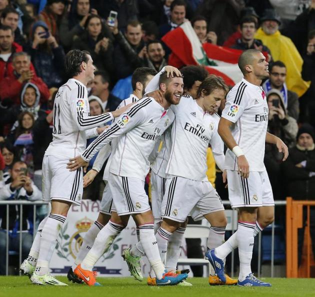 GRA344. MADRID, 08/11/2014.- Los jugadores del Real Madrid felicitan a Sergio Ramos (2-i) tras marcar el segundo gol ante el Rayo Vallecano, durante el partido de la undécima jornada de Liga en Primer