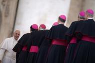 El papa Francisco saluda a los obispos al final de su audiencia general semanal en la Plaza de San Pedro, en El Vaticano, el 28 de octubre de 2015 (AFP | Filippo Monteforte)