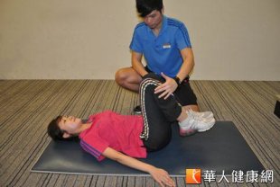 第3招：斜側扭轉，縮腹運動。（王政楷（蹲坐）、石佩玉教練親自示範）。（攝影／黃子倫）