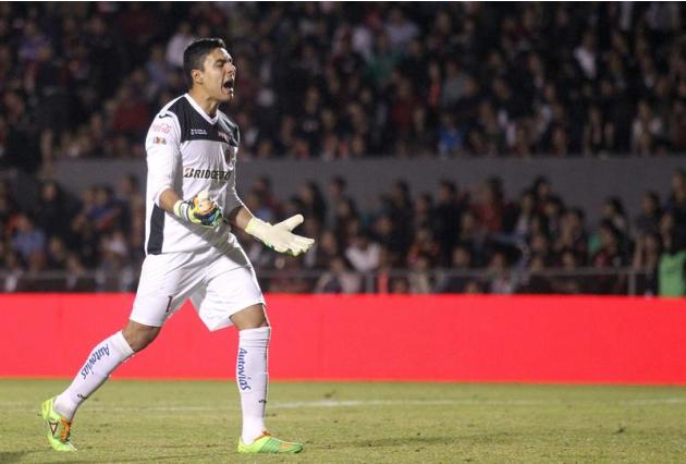 MEX46. GUADALAJARA (MÉXICO), 17/01/2015.- El guardameta de Monarcas, Carlos Rodríguez, celebra una anotación ante Atlas hoy, sábado 17 de enero de 2015, en un partido de la jornada 2 del Torneo Clausu