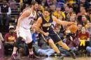 Luis Scola (D), de los Indian Pacers, intenta penetrar a la llave de los Cavaliers, en partido de la NBA jugado el 29 de noviembre de 2014 en Cleveland