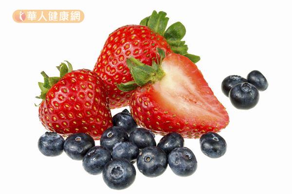 草莓和藍莓都富含類黃酮，有助於促進大腦健康！