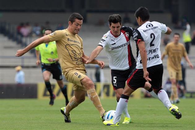 MEX06. CIUDAD DE MÉXICO (MÉXICO), 10/07/2014.- El jugador de Pumas Dante López (i) disputa el balón con Facundo Erpen (c) y Enrique Pérez (d), de Atlas, hoy, domingo 10 de agosto de 2014, durante un p