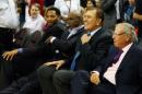 (De I a D) Los exentrenadores de Houston Rockets Robert Horry y Clyde Drexler se sientan en la cancha con el ex DT Rudy Tomjanovich y dueño del equipo, Leslie Alexander durante juego de la NBA ante los Denver Nuggets en el Toyota Center en 19 de de marzo de 2015, en Houston.