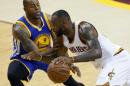 El jugador de los Cleveland Cavaliers, LeBron James (D) lucha por la pelota con el jugador de los Golden State Warriors, Andre Iguodala (I) durante el tercer partido por la final de la NBA el 8 de junio de 2016 en Cleveland