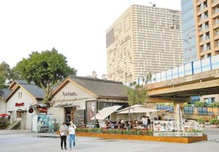 餐廳加餐廳加餐廳…北市都發局長林洲民炮轟「假文創」，實際上是「餐廳加餐廳加餐廳」。圖為華山園區內的餐廳，後方白色建築則為三創園區大樓，也遭林洲民批評是「史上最大附屬設施」。（ 黃世麒攝 ）