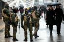 Des soldats patrouillent dans une rue commerçante de Bruxelles le 21 novembre 2015