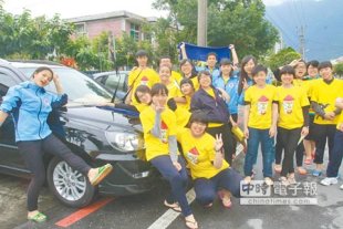 花蓮慈濟技術學院尋夢少年火箭隊昨日化身專業洗車員，在鳳林牛根草社區進行公益洗車活動，一早就有車主駕車專程趕來和他們一起行善。（楊漢聲攝）