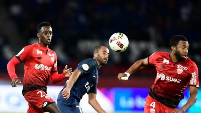 O meio-campo do PSG, Lucas Moura, disputa bola com os jogadores do Dijon, no estÃ¡dio Parc de Princes, a oeste de Paris, em 20 de setembro de 2016