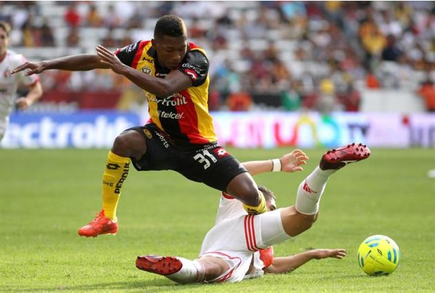 MEX30. GUADALAJARA (MÉXICO), 22/02/2015.- El jugador del Leones Negros Jonathan Gonzalez (i) disputa el balón con Javier Guemez (d), del Xolos hoy, domingo 22 de febrero de 2015, en un partido de la j