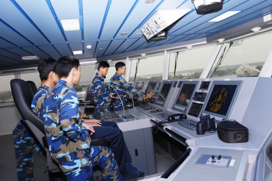 Các cán bộ, chiến sĩ trên tàu CSB 8003 vận hành các thiết bị truyền tín hiệu về trung tâm chỉ huy Bộ tư lệnh Cảnh sát biển
