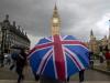 Un peatón camina cerca del Big Ben el 25 de junio de 2016 en Londres