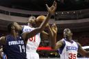 Hollis Thompson (31) de los 76ers de Filadelfia disputa un rebote con Henry Sims (35) y Michael Kidd-Gilchrist de los Bobcats de Charlotte durante la primera mitad de su duelo el miércoles 2 de abril de 2014 en Filadelfia. (AP Photo/Matt Slocum)