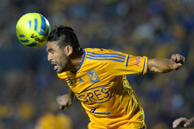 MEX46. MONTERREY (MÉXICO), 07/02/2015.- José Rivas, de Tigres, despeja el balón ante una jugada de Puebla, hoy sábado 7 de febrero de 2015, durante el partido correspondiente a la jornada 5 del Torneo