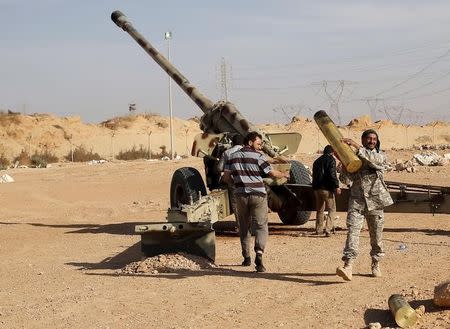 Libya Dawn fighters prepare to fire an artillery cannon at IS militants near Sirte March 19, 2015. REUTERS/Goran Tomasevic