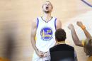 El jugador de Golden State Curry, Stephen Curry, celebra luego que su equipo venciera a Oklahoma City Thunder y obtuviera su pase a la final el 30 de mayo de 2016 en Oakland