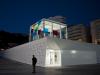 Un homme observe le centre Pompidou "provisoire" installé à Málaga le 27 mars 2015