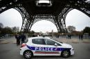 Un patrullero de policía en Paris el 14 de noviembre frente a la Torre Eiffel en Paris el 14 de noviembre de 2015