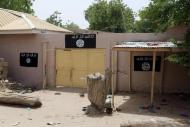 El Ejército de Nigeria informó el martes que rescató a cientos de niñas y mujeres en una operación armada, aunque aclaró que entre ellas no están las más de 200 jóvenes secuestradas el año pasado de los dormitorios de su escuela por militantes de Boko Haram. En la imagen de archivo, un muro muestra una pintada con el síbmolo de Boko Haram en Damasak, el 24 de marzo de 2015. REUTERS/Joe Penney