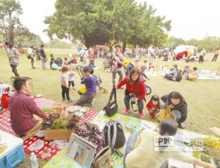 衛武營藝術文化中心榕園草坪舉辦「草地上的100種生活」活動。（張啟芳攝）