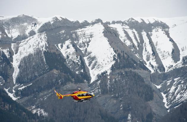 Un helicóptero de los servicios de seguridad civil franceses sobrevuela Seyne, en el sureste de Francia, el 24 de marzo de 2015, cerca del lugar donde ha ocurrido el accidente del avión de la filial de bajo coste de Lufthansa, Germanwings ( | Anne-Christine Poujoulat)