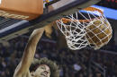 El brasileño Anderson Varejao, de los Cavaliers de Cleveland, realiza una clavada frente a los Wizards de Washington, el miércoles 26 de noviembre de 2014 (AP Photo/Tony Dejak)