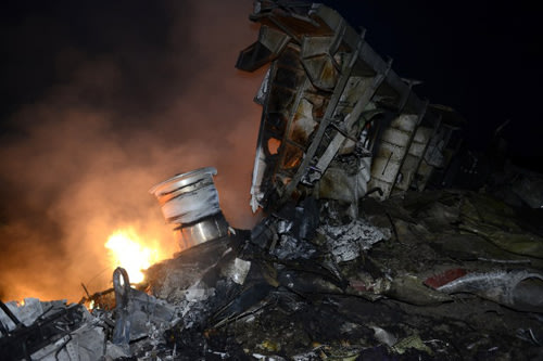 Máy bay Malaysia bị tên lửa bắn ở Ukraine, 298 người chết Maybay1-9312-1405648682-20140718-041520-484
