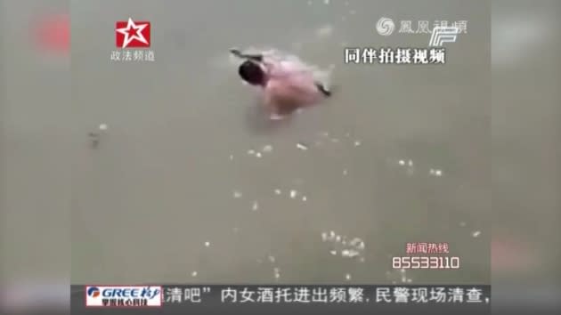 Warning, Disturbing footage: China has been shocked by a video showing a school boy drowning in a river. The video shows him struggling to breath as his friends laugh by the riverside.