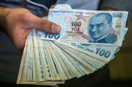 Erdogan urges Turks to convert foreign currency to lira