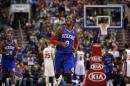 Tony Wroten, de los 76ers de Filadelfia, sonríe luego de encestar frente a los Pistons de Detroit, el sábado 29 de marzo de 2014 (AP Foto/Matt Slocum)