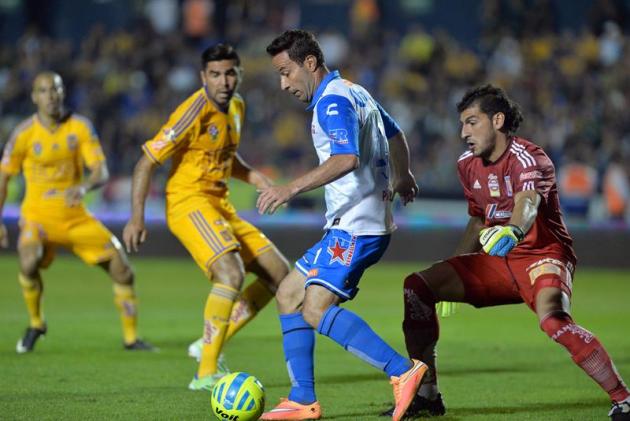 MEX48. MONTERREY (MÉXICO), 07/02/2015.- Nahuel Guzmán (d), de Tigres, disputa el balón con Luis Rey (i), de Puebla, hoy sábado 7 de febrero de 2015, durante el partido correspondiente a la jornada 5 d
